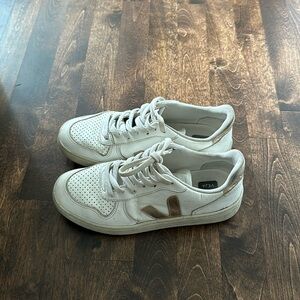 Veja V-10 with gold logo Size 7